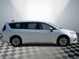 Used 2023 Chrysler Pacifica Touring-L image 2