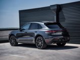 Certified 2022 Porsche Macan image 3