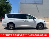 Used 2024 Chrysler Pacifica Touring-L image 4