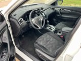 Used 2016 Nissan Rogue SV image 2