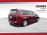 Used 2023 Chrysler Pacifica Touring-L image 4