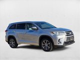 Used 2017 Toyota Highlander XLE image 3