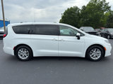 Used 2023 Chrysler Pacifica Touring-L image 2