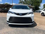 Used 2024 Toyota Sienna LE image 2