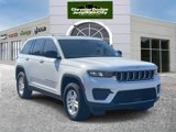 Used 2023 Jeep Grand Cherokee Laredo image 4