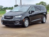 Used 2023 Chrysler Pacifica Touring-L image 2