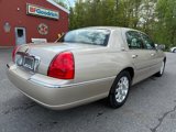 Used 2010 Lincoln Town Car Signature Limited image 3