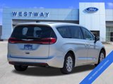 Used 2023 Chrysler Pacifica Touring-L image 4