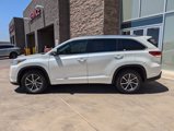 Used 2017 Toyota Highlander XLE image 2