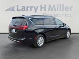 Used 2022 Chrysler Pacifica Touring-L image 5