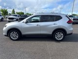 Used 2017 Nissan Rogue SV image 5