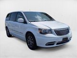 Used 2016 Chrysler Town & Country S image 3