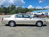 Used 2006 Lincoln Town Car Signature image 2