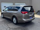 Used 2017 Chrysler Pacifica Touring-L image 4