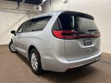 Used 2023 Chrysler Pacifica Touring-L image 4