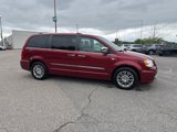 Used 2014 Chrysler Town & Country Touring-L image 3