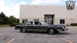 Used 1986 Lincoln Town Car image 3