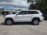 Used 2021 Jeep Grand Cherokee Laredo image 3
