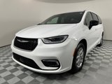 Used 2025 Chrysler Pacifica Select image 2