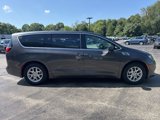 Used 2017 Chrysler Pacifica Touring image 2