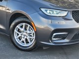 Used 2022 Chrysler Pacifica Touring-L image 3