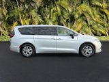 Used 2024 Chrysler Pacifica Limited image 4