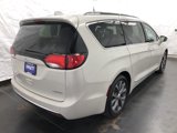 Used 2017 Chrysler Pacifica Limited image 4