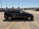Used 2022 Chrysler Pacifica Touring-L image 3