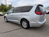Used 2023 Chrysler Pacifica Touring-L image 4