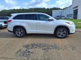 Used 2018 Toyota Highlander LE image 2