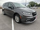Used 2023 Chrysler Pacifica Touring-L image 6