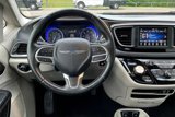 Used 2018 Chrysler Pacifica Touring-L image 5
