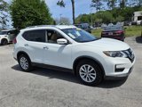 Used 2017 Nissan Rogue SV image 2