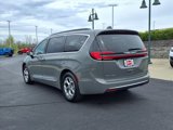 Used 2023 Chrysler Pacifica Limited image 3