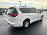 Used 2017 Chrysler Pacifica Limited image 5