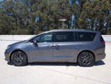 Used 2022 Chrysler Pacifica Limited w/ Uconnect Theater Family Group image 4