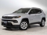 Used 2025 Jeep Compass Latitude image 3