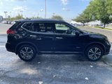 Used 2017 Nissan Rogue SL image 2