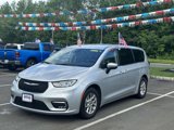 Used 2023 Chrysler Pacifica Touring-L image 3