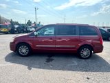 Used 2014 Chrysler Town & Country Touring-L image 6