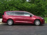 Used 2023 Chrysler Pacifica Touring-L image 2