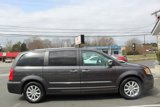 Used 2016 Chrysler Town & Country Limited Platinum image 4