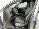 Certified 2022 Porsche Macan image 5