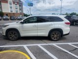 Used 2017 Toyota Highlander XLE image 3