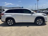 Used 2017 Toyota Highlander Limited Platinum image 3