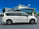 Used 2023 Chrysler Pacifica Limited image 3