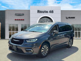 Used 2021 Chrysler Pacifica Touring-L w/ Uconnect Theater Family Group image 2