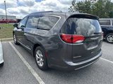 Used 2017 Chrysler Pacifica Limited image 3