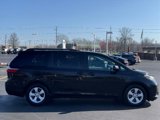 Used 2017 Toyota Sienna LE image 4