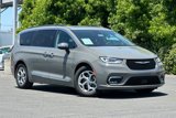 Used 2023 Chrysler Pacifica Limited image 2